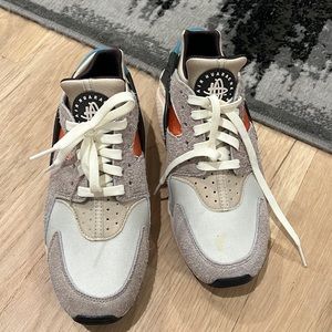 Nike Air Huarache in Moon Fossil/Rattan//Photon Dust/Dutch Blue. Womens 9.5